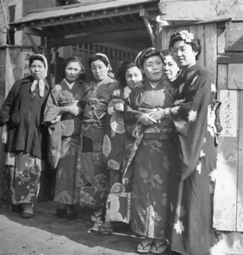 二战战败后的日本妇女，脱和服套旗袍，跪地喊：老婆的干活 凤凰网