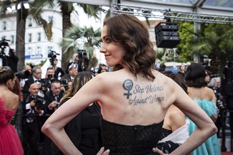 l actrice sand van roy dévoile son tatouage contre les violences