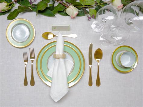setting  table napkin placement  modern thanksgiving table setting