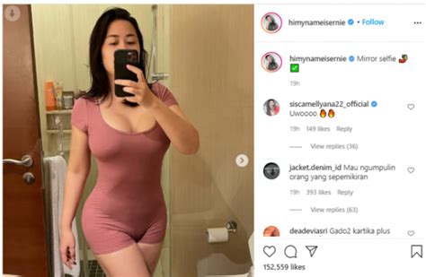 Meresahkan Tante Ernie Mirror Selfie Dengan Gaya Seksi Banget