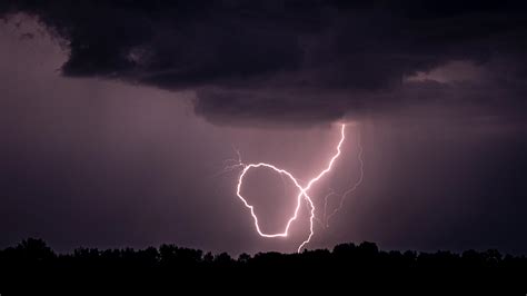 wisconsin shaped lightning bolt captured  amateur photographer