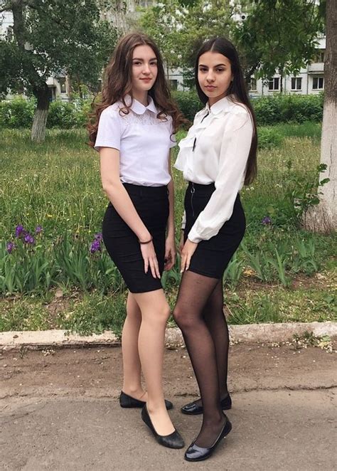 Beautiful College Teens In Sheathlike Skirts And Flats 女の子の服装 スタイル 女性