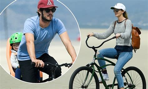 leighton meester bicycling with adam brody and daughter daily mail online