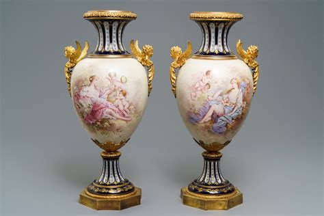 een paar sevres porseleinen vazen met verguld bronzen monturen frankrijk  eeuw vazen