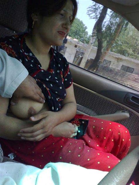 sexy aunty chalti hui car me nude hui indian sex pics