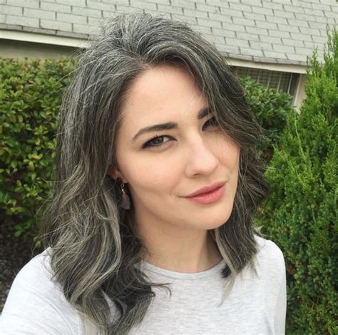 women in their 20s and 30s are embracing their gray hair glamour