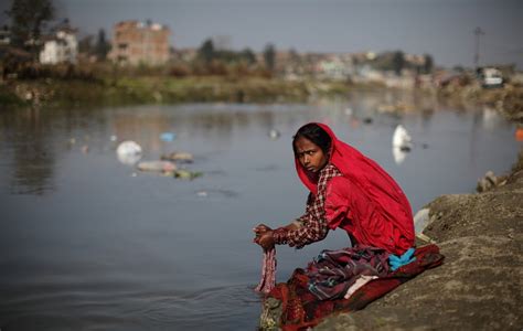 Duh Miris Perempuan Dan Anak Yang Tinggal Di Tepi Sungai