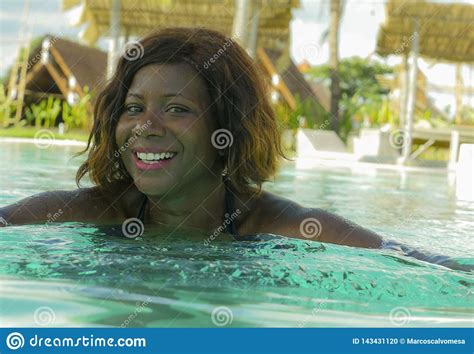 de gelukkige en mooie zwarte afrikaanse amerikaanse vrouw in bikini die