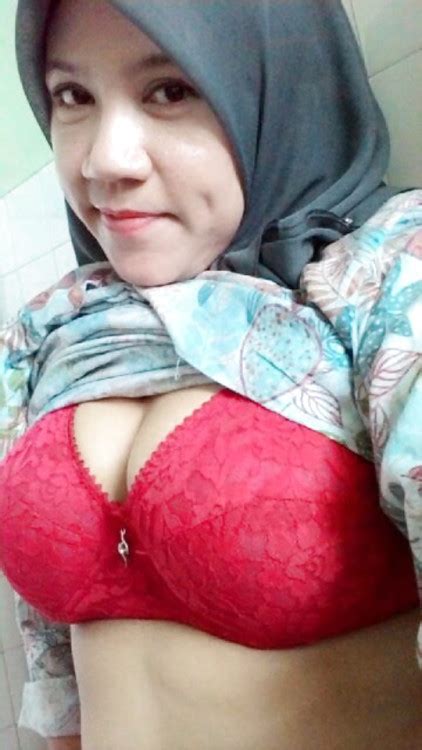 Bu Guru Jilbab Seksi Nunjukin Toketnya Buat Godain