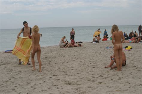 vika y lena l beach nude in public metart 24 redbust