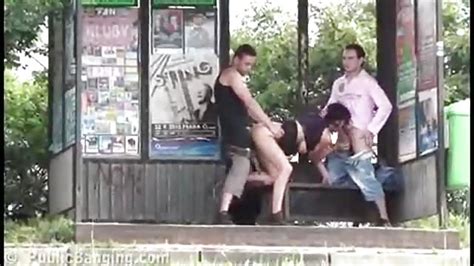 brunette baisée en public par deux mecs porndroids