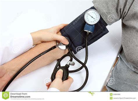 arts die bloeddruk met stethoscoop controleert stock afbeelding afbeelding bestaande uit arts