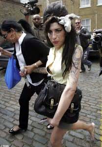 amy winehouse in tears as she is arrested over pub assualt