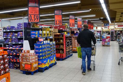 kaufland neemt real supermarkt  rees  goedkoop duitsland