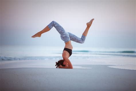 12 posturas de yoga fáciles para principiantes wellme es