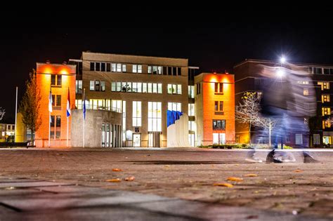 papendrechts gemeentehuis kleurt oranje en dat  niet voor het nederlands elftal foto adnl