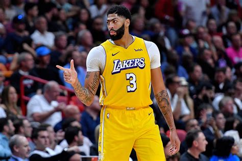 anthony davis expected  play   center  season lakers