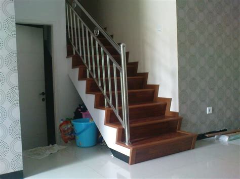 keramik tangga rumah minimalis model harga motif kayu