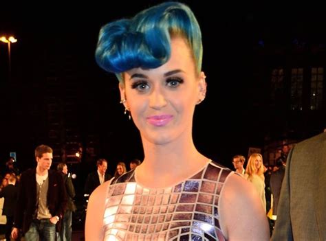 katy perry elle explique enfin pourquoi elle a les cheveux bleus