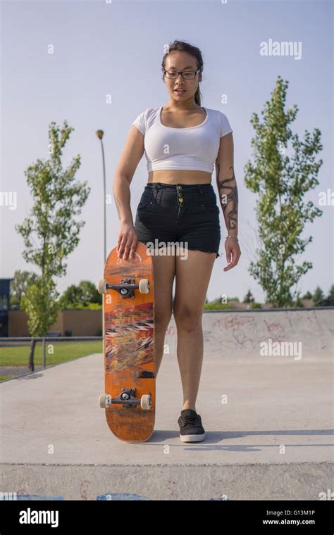 Junge Asiatische Mädchen Skateboard Skate Park Stockfotografie Alamy