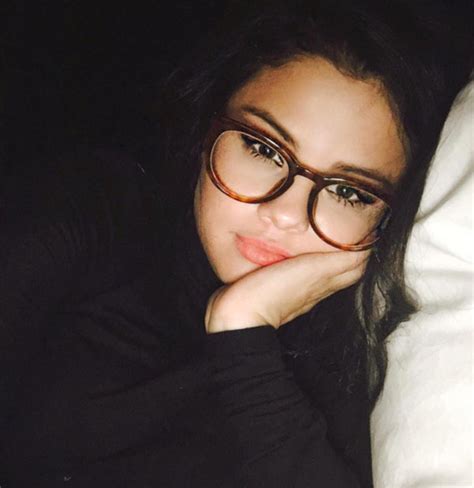 how to wear makeup with glasses like selena gomez — expert tips