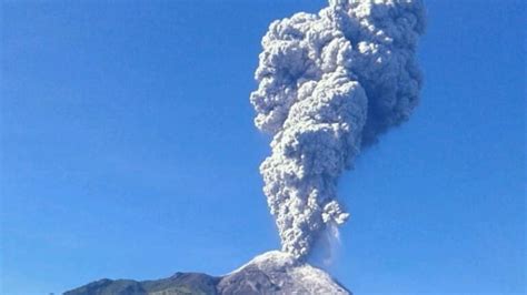 selain gunung merapi yang kembali erupsi inilah 7 gunung berapi paling aktif di indonesia