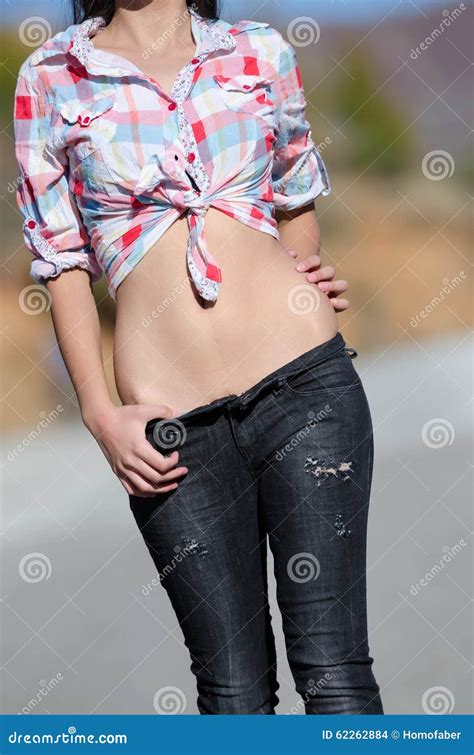 穿被栓的衬衣和低腰的斜纹布的平和美丽的女性肚子 库存照片 图片 包括有 衣裳 莱文 方式 激情 平面 62262884