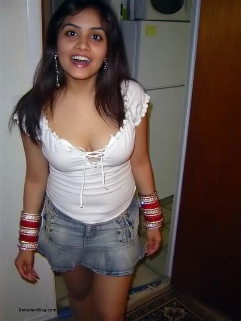 Very Beautiful College Girls Showing Their Body Part 1