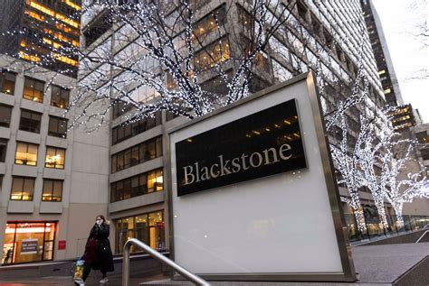 blackstone signs  deal  expand  midtown manhattan offices crain