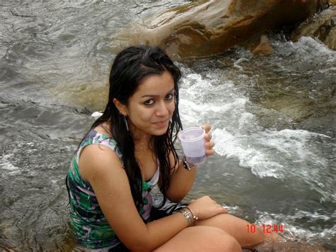 Indian Hot Tourist Girls Group Bathing In River Photos