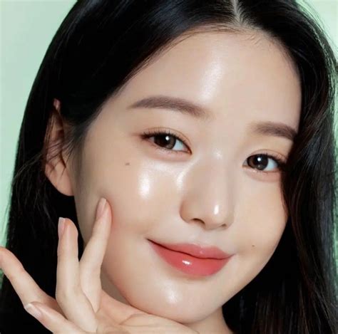 jang wonyoung doll eye makeup clear glowing skin pretty skin