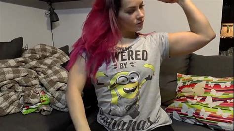 muscular girl flexing her big biceps xvideos