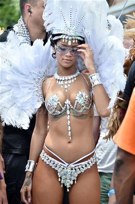 Rihanna En El Carnaval De Barbados Actitudfem