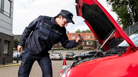 specialists   dutch police receive   uniform prettybusiness world