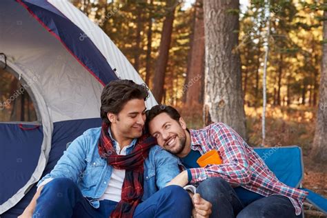 Couple De Gay Male Sur Voyage De Camping — Photographie