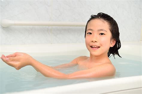 楽しくお風呂に入る女の子 日本人のストックフォトや画像を多数ご用意 日本人 温泉 風呂 Istock