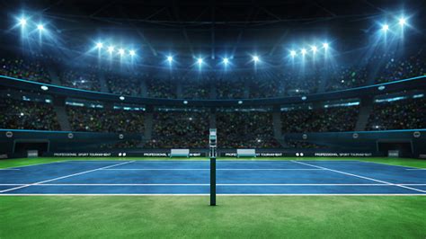 blauer tennisplatz und beleuchtete indoorarena mit fans schiedsrichterseitenansicht stockfoto