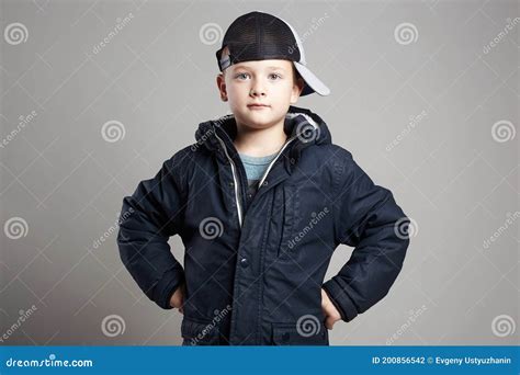 ouderwets kind  winterjas en hoed stock foto image  leuk modieus