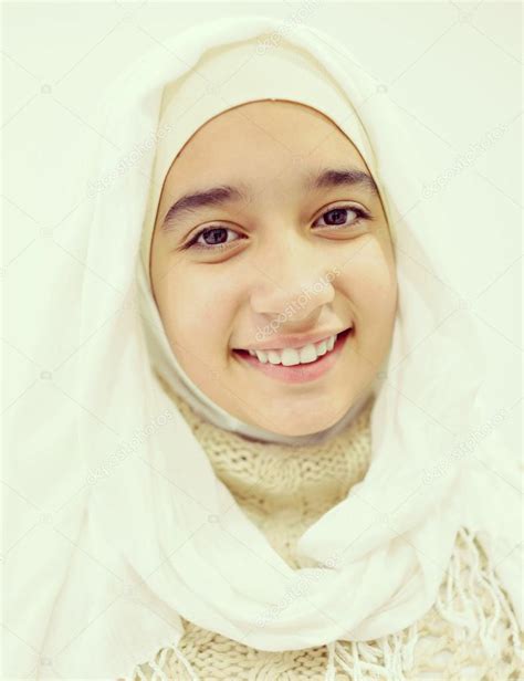 portrait de belle fille arabe avec hijab — photographie zurijeta © 99417680