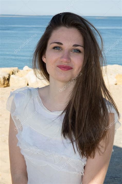 portrait d une jolie brune aux cheveux longs sur la plage — photographie sylv1rob1 © 107778344