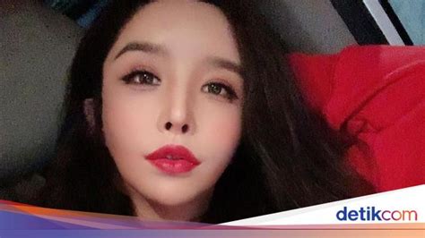 Gaya Artis Cantik Korea Yang Dulunya Pria Pamer Bibir Seksi