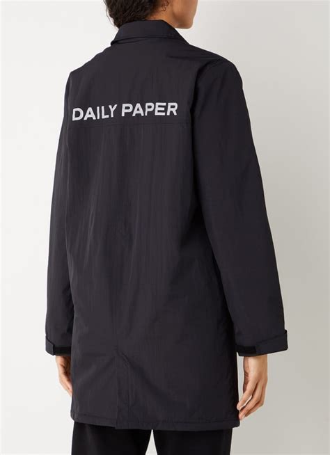 daily paper monette gewatteerde jas met backprint en steekzakken zwart de bijenkorf