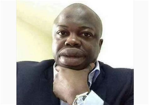 man puts up big lips on display and causes commotion online photos
