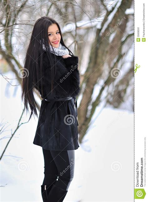 porträt der jungen frau des brunette im pelzmantel an winter backgroun stockbild bild 35608591