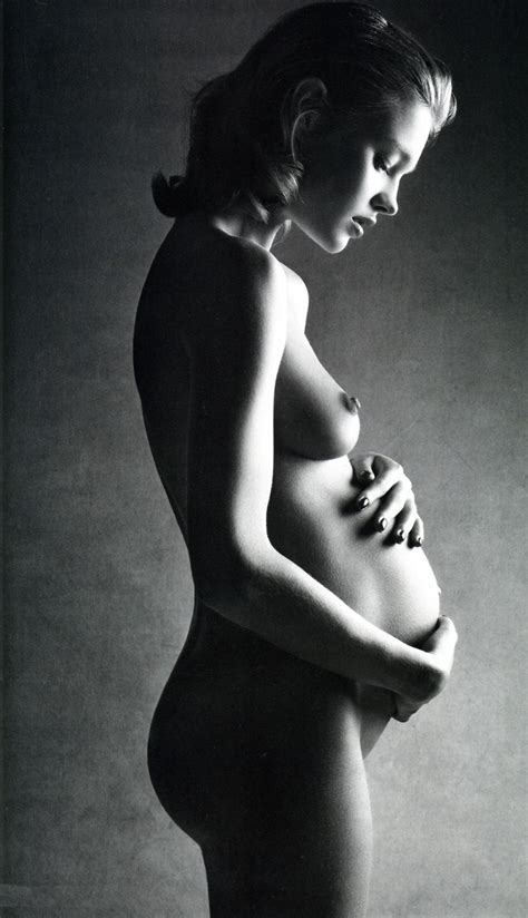 Claudia Schiffer Nude And Pregnant In German Vogue Picture