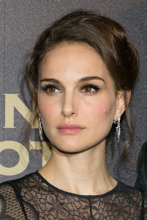 natalie portman makes black lace the most modest — and chic — red