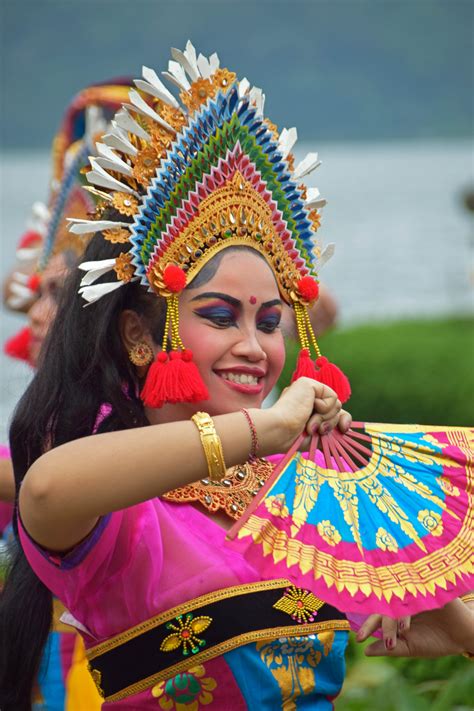 gambar   perjalanan menari karnaval warna agama
