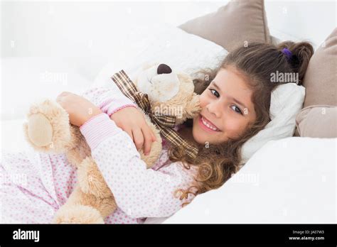 Kleine Mädchen Und Ihr Teddy Bär Auf Bett Stockfotografie Alamy