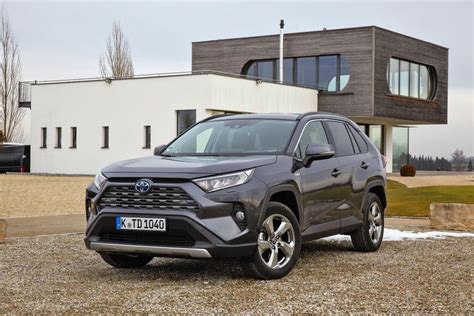 toyota rav hybrid  test  sparsam ist er wirklich speed heads