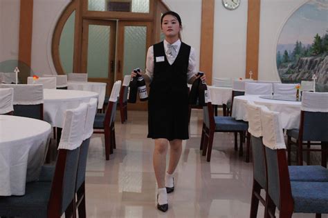 the 10 types of customers all waitresses want to throttle